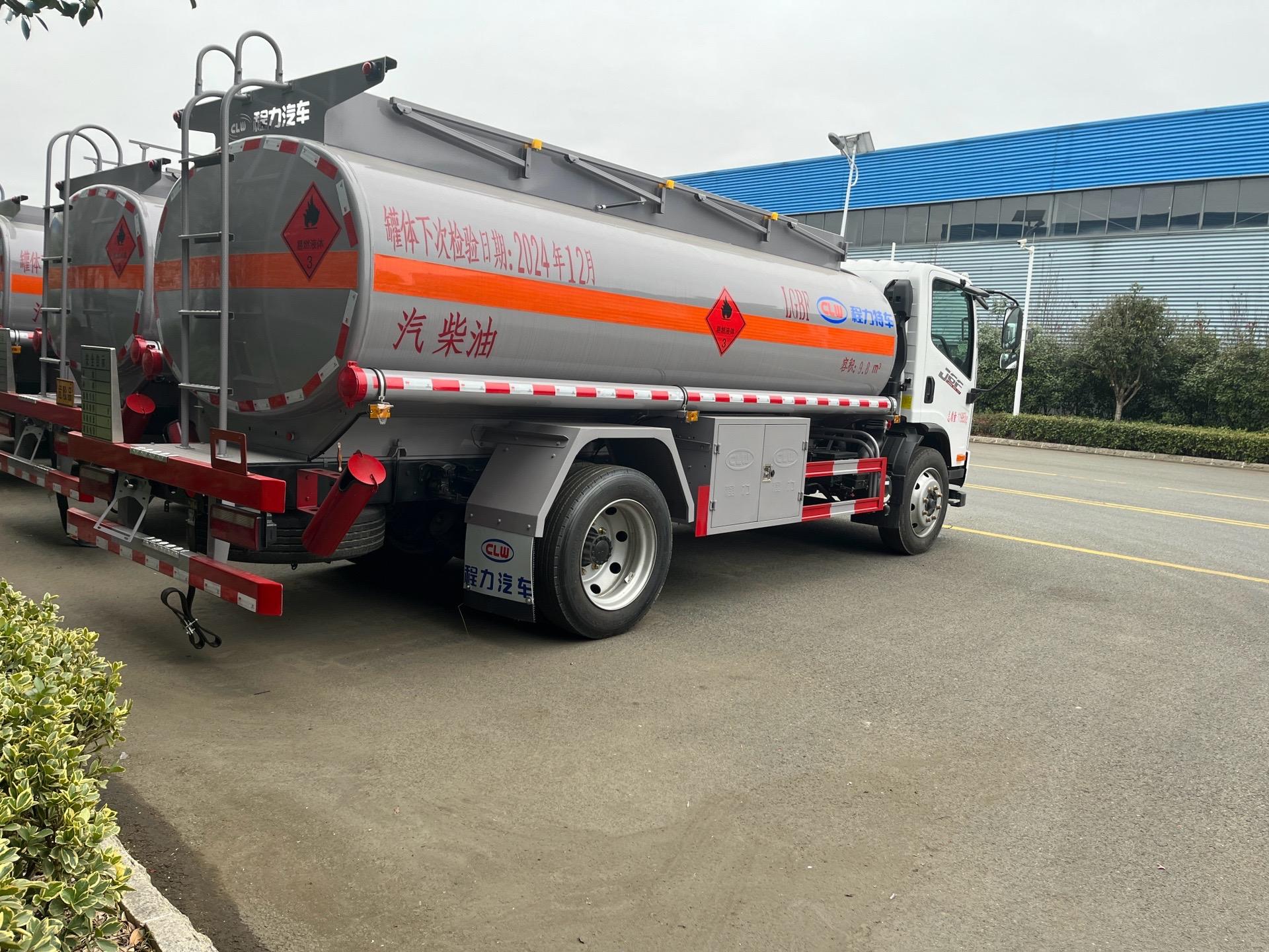 八年實戰錘煉 程力牌CL5121GYY6BWG型8噸運油車詳解，助力物流運輸提質增效