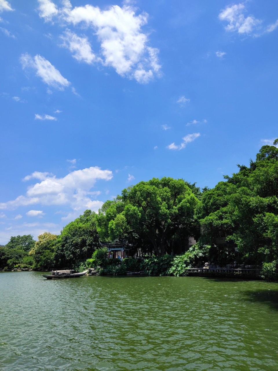 桂林開(kāi)放式的榕湖景區(qū)實(shí)在太美麗 免費(fèi)游覽,開(kāi)放式管理,景色宜人,天空